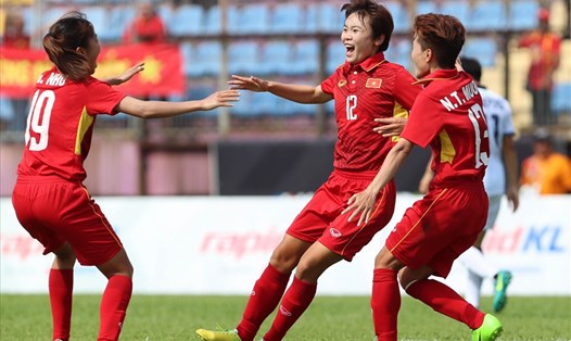 ĐT nữ Việt Nam tiếp tục đè bẹp Indonesia với tỉ số 7-0, qua đó giành vé vào bán kết sớm 1 vòng đấu. Ảnh: D.P