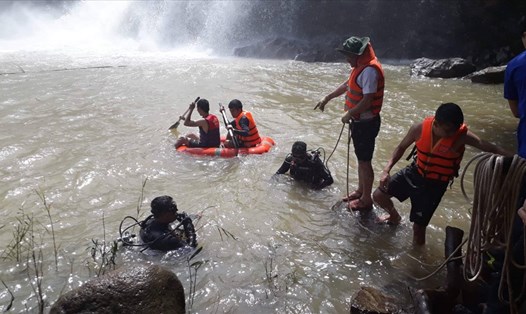 Nhóm thợ lặn vẫn đang túc trực tìm kiếm 3 nạn nhân mất tích tại thác Ia Găng. Ảnh Đ.V
