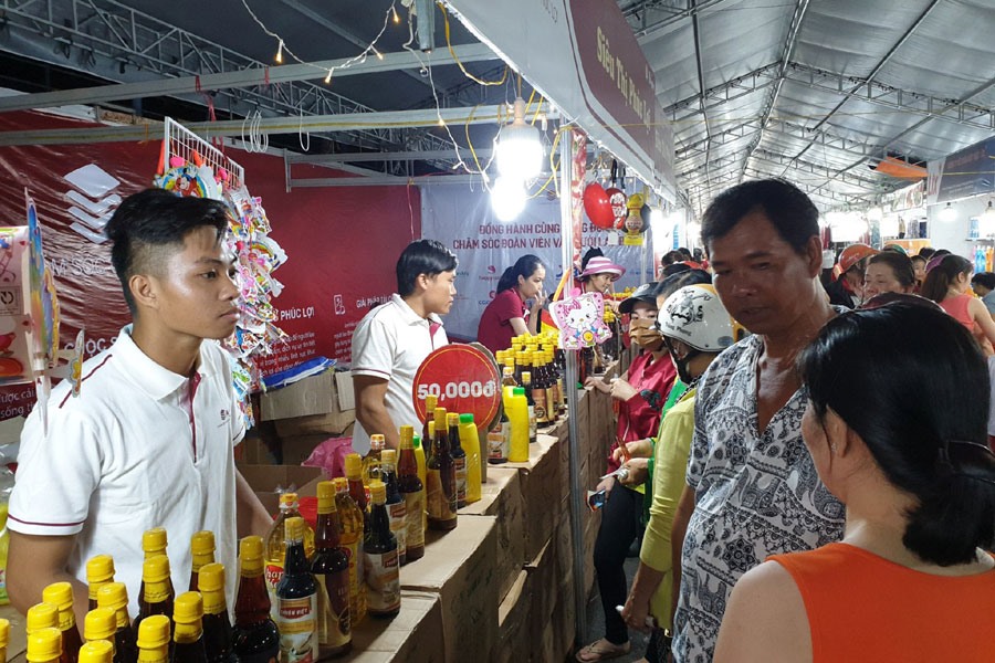 Công nhân lao động được mua hàng giá tốt, đảm bảo chất lượng. Ảnh: K.Q