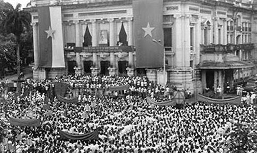 Mít tinh tổng khởi nghĩa ở Quảng trường Nhà hát Lớn Hà Nội 19.8.1945. Ảnh: Tư liệu