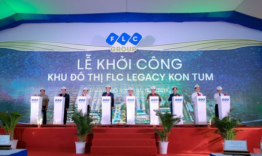 Các đại biểu nhấn nút khởi công Khu đô thị FLC Legacy Kon Tum. Ảnh: FLC