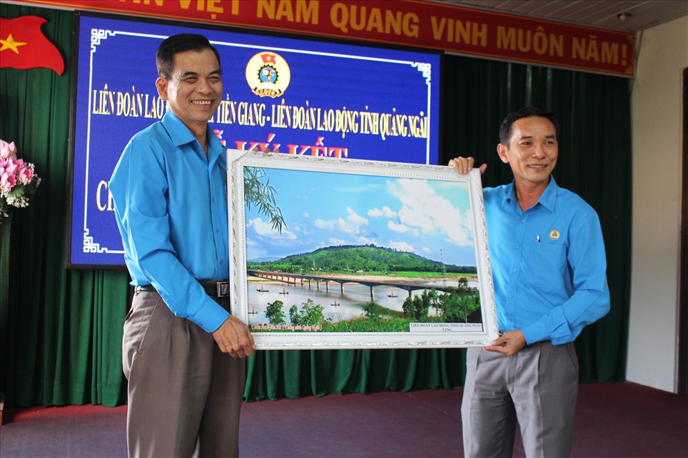 Chủ tịch LĐLĐ tỉnh Quảng Ngãi - ông Trần Quang Tòa và Chủ tịch LĐLĐ tỉnh Tiền Giang - ông Trương Văn Hiền tại lễ ký kết. Ảnh: Kỳ Quan