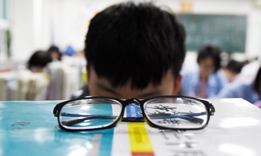 Trẻ em Trung Quốc gặp sức ép học thêm trong mỗi dịp hè. Ảnh: EPA.