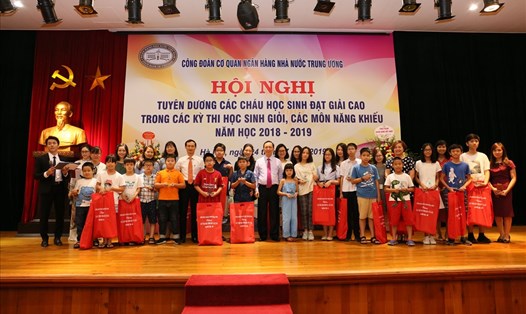 Lãnh đạo Ngân hàng Nhà nước Việt Nam và Công đoàn Ngân hàng Việt Nam trao phần thưởng cho con CBCNV trong ngành học giỏi. Ảnh: N.H