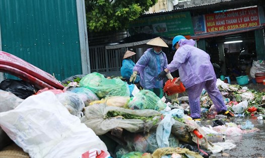 Một điểm tập kết rác trên đường Bùi Xương Trạch, Hà Nội (ảnh chụp chiều 1.8). Ảnh: HẢI NGUYỄN