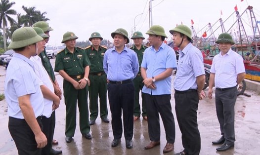 Lãnh đạo tỉnh Thái Bình đi kiểm tra công tác phòng chống bão số 3 tại 2 huyện ven biển Thái Thụy và Tiền Hải. Ảnh: KL