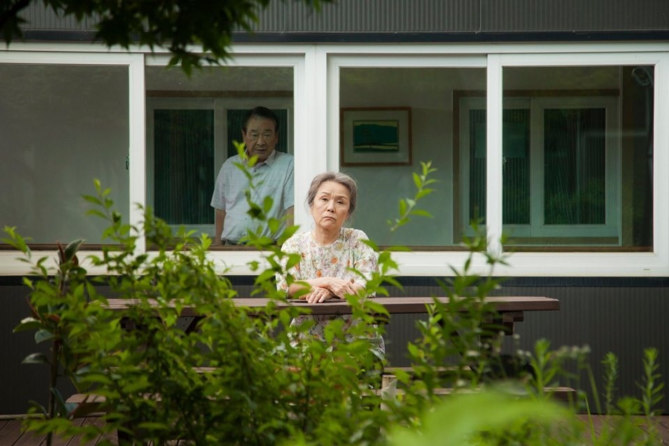 Cha mẹ hằng ngày mong mỏi con cái gọi điện về hỏi thăm. Ảnh minh họa: Phim "Điều ba mẹ chưa kể".