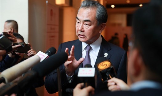 Ngoại trưởng Trung Quốc Vương Nghị trả lời phỏng vấn sau cuộc gặp Ngoại trưởng Mỹ Mike Pompeo ở Thái Lan hôm 2.8. Ảnh: Xinhua.
