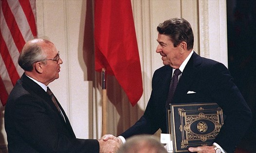 Tổng thống Mỹ Ronald Reagan (phải) bắt tay với nhà lãnh đạo Liên Xô Mikhail Gorbachev sau khi ký Hiệp ước Lực lượng hạt nhân tầm trung (INF) tại Nhà Trắng, Washington, Mỹ năm 1987. Ảnh: AP.