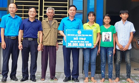 Đại diện lãnh đạo LĐLĐ tỉnh Ninh Bình và CĐ Các khu công nghiệp trao tiền hỗ trợ cho gia đình chị Hoàng Thị Thanh. Ảnh: NT