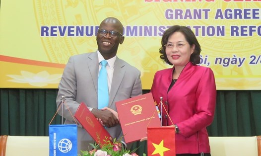 Ông Ousmane Dione, Giám đốc Quốc gia của Ngân hàng Thế giới tại Việt Nam và bà Nguyễn Thị Hồng - Phó Thống đốc NHNN Việt Nam tại lễ kí kết diễn ra chiều 2.8. Ảnh WB