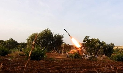 Ít nhất 5 quả rocket đã bị nã vào thành phố al Qardahah. Ảnh: SF.