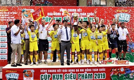 Niềm vui của các cầu thủ U11 Sông Lam Nghệ An khi nhận cúp vô địch.