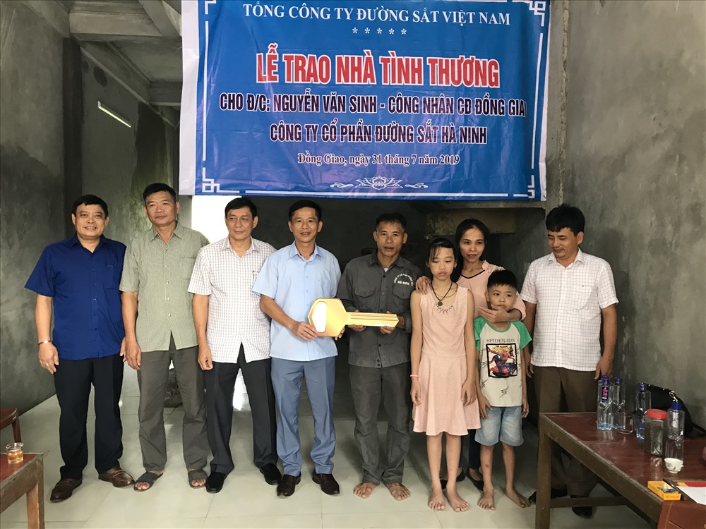 Ban giao nhà cho gia đình anh Nguyễn Văn Sinh