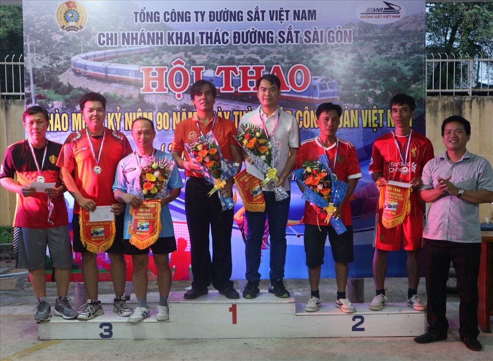 Trao giải Nhất môn Bóng chuyền cho các VĐV khu vực ga Sóng Thần–Dầu Giây