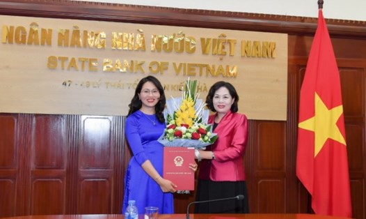 Phó Thống đốc Nguyễn Thị Hồng trao quyết định bổ nhiệm Vụ trưởng Vụ Truyền thông cho đồng chí Lê Thị Thúy Sen. Ảnh SBV