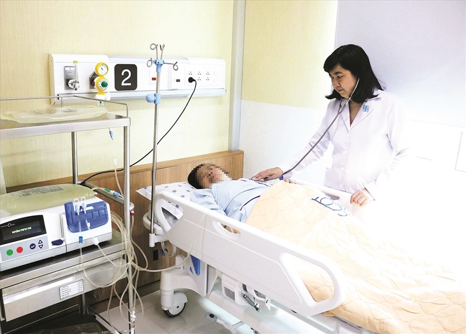 Các bác sĩ tiến hành lọc màng bụng bằng máy tự động cho bệnh nhân V bị
suy thận giai đoạn cuối. Ảnh: Kim Đồng Các bác sĩ tiến hành lọc màng bụng bằng máy tự động cho bệnh nhân V bị
suy thận giai đoạn cuối. Ảnh: Kim Đồng