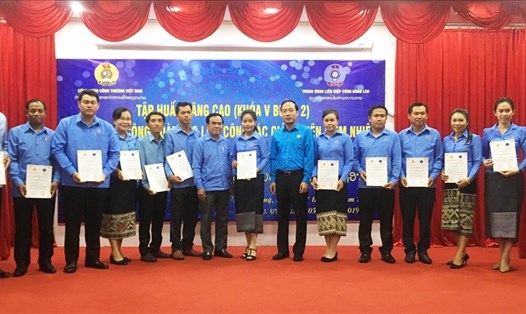 Lãnh đạo Công đoàn Công thương Việt Nam và Công đoàn Lào trao chứng chỉ cho các học viên. Ảnh: D.T