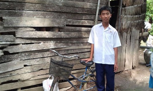 Em Tâm, học sinh trường THCS Diệp Minh Châu, tỉnh Bến Tre bên căn nhà xiêu vẹo.Ảnh: VĂN VƯƠNG