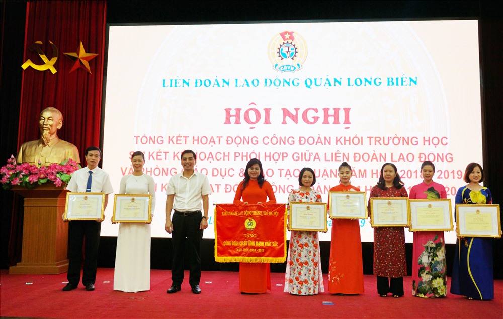 Phó Chủ tịch LĐLĐ TP Hà Nội Lê Đình Hùng trao thưởng cho các tập thể, cá nhân có thành tích tốt trong hoạt động Công đoàn. Ảnh: L.B