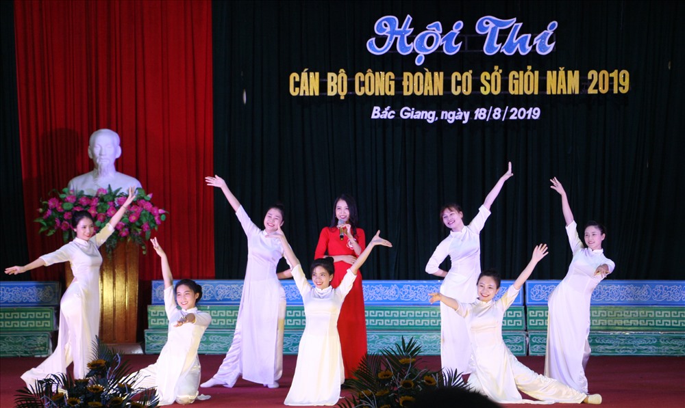 Thí sinh Vũ Thị Kim Chi, Công đoàn Công ty TNHH Newwing Interconnect Technology (Bắc Giang) thể hiện phần thi Tài năng.