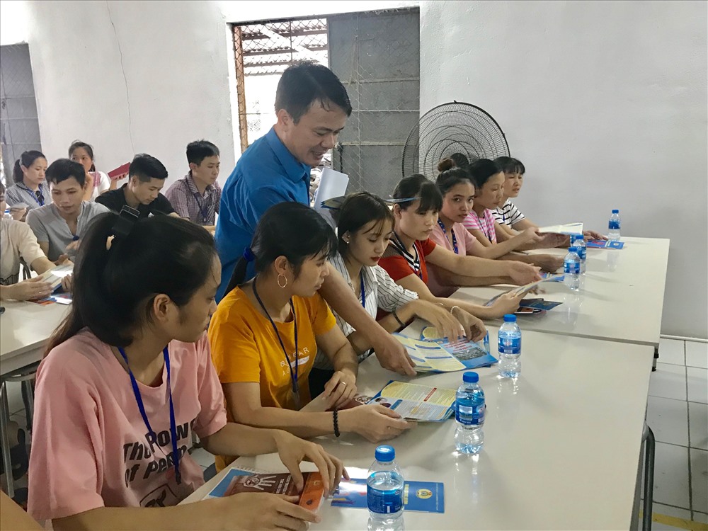 Phát tài liệu tuyên truyền về pháp luật lao động-công đoàn-bảo hiểm xã hội cho công nhân lao động.