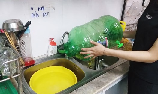 Người dân Đà Nẵng phải mua nước đóng chai để dùng vì mất nước sinh hoạt. Ảnh: TT