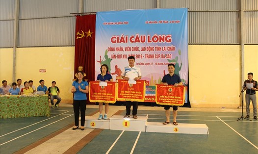 Đồng chí Nguyễn Thị Thiện – Chủ tịch LĐLĐ tỉnh trao tặng cờ toàn đoàn