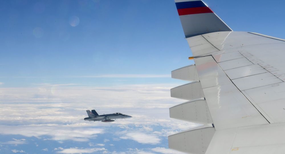Tiêm kích Thụy Sĩ áp sát máy bay chở đoàn tháp tùng Tổng thống Nga. Ảnh: Sputnik.