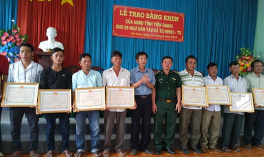 UBND tỉnh Tiền Giang khen thưởng 9 ngư dân có hành động cao đẹp, cứu 22 ngư dân Philippines. Ảnh: Kỳ Quan