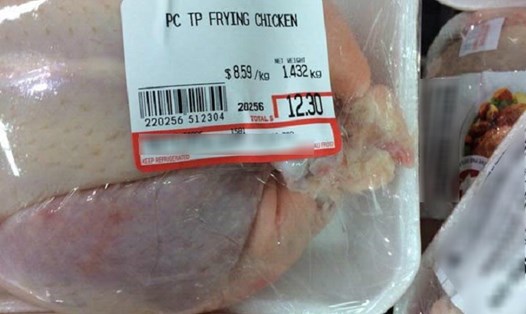 Thịt gà nhập khẩu bán tại siêu thị có giá rất cạnh tranh với thịt gà trong nước. (Ảnh minh họa)