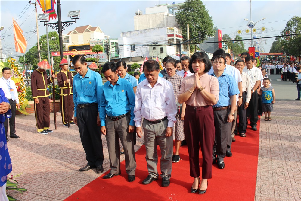 Tưởng niệm trước tượng đài Anh hùng dân tộc Trương Định. Ảnh: Kỳ Quan