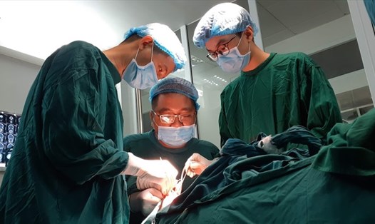 Các bác sĩ Bệnh viện Răng Hàm Mặt Trung ương đang tiến hành một ca vi phẫu ghép đoạn xương hàm. Ảnh: Thùy Linh