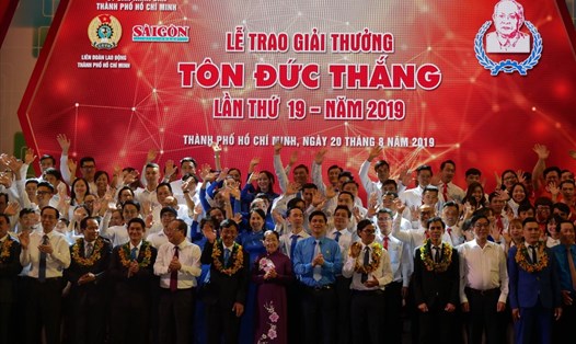 Lãnh đạo Tổng LĐLĐ Việt Nam, Thành ủy - UBND TP, LĐLĐ TP HCM cùng các cá nhân đạt Giải thưởng Tôn Đức Thắng 2019