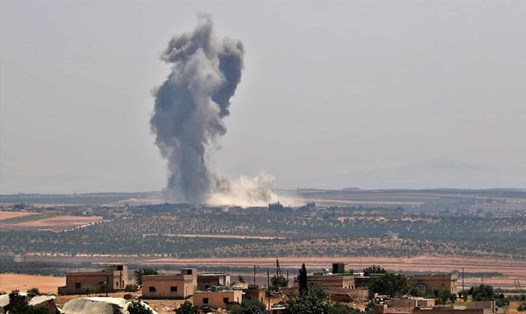 Quân chính phủ Syria không kích Khan Sheikhun hôm 19.8. Ảnh: Getty.