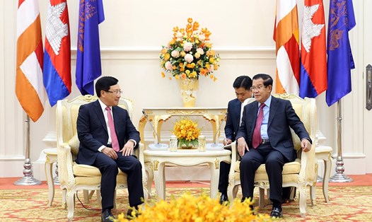 Phó Thủ tướng, Bộ trưởng Ngoại giao Phạm Bình Minh và Thủ tướng Campuchia Samdech Techo Hun Sen. Ảnh: BNG.
