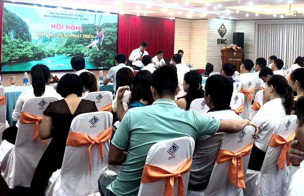 Rất đông các đại biểu, khách mời đến tham dự hội nghị "hợp tác để cùng phát triển" do Trung tâm Du lịch Phong Nha Kẻ Bảng tổ chức tại Hà Tĩnh. Ảnh: Lê Phi Long