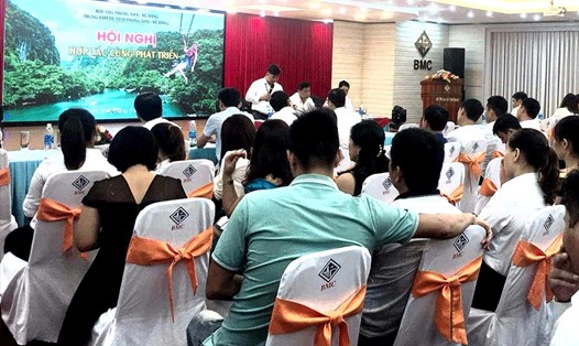 Rất đông các đại biểu, khách mời đến tham dự hội nghị "hợp tác để cùng phát triển" do Trung tâm Du lịch Phong Nha Kẻ Bảng tổ chức tại Hà Tĩnh. Ảnh: Lê Phi Long