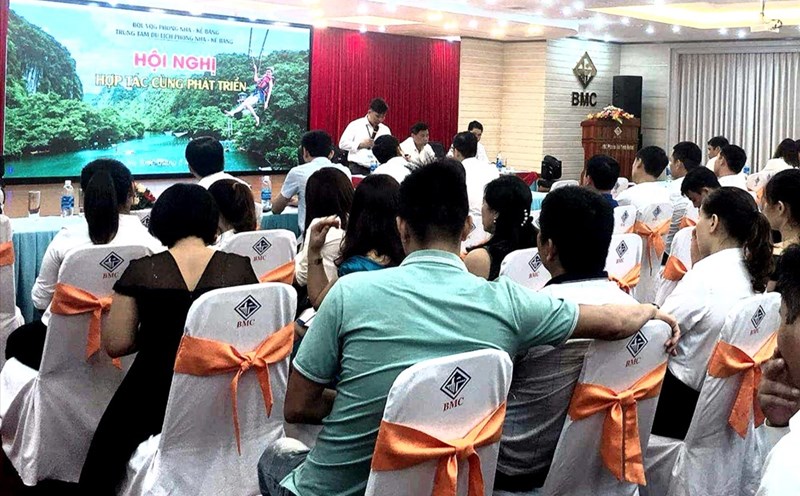 Rất đông các đại biểu, khách mời đến tham dự hội nghị "hợp tác để cùng phát triển" do Trung tâm Du lịch Phong Nha Kẻ Bảng tổ chức tại Hà Tĩnh. Ảnh: Lê Phi Long