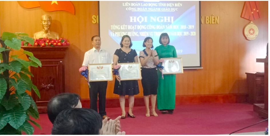 Các Phó Chủ tịch CĐ ngành Giáo dục Điện Biên  tặng cờ, bằng khen cho tập thể và cá nhân có thành tích xuất sắc trong hoạt động công đoàn  năm học 2018 -2019. Ảnh: Bùi Thuý