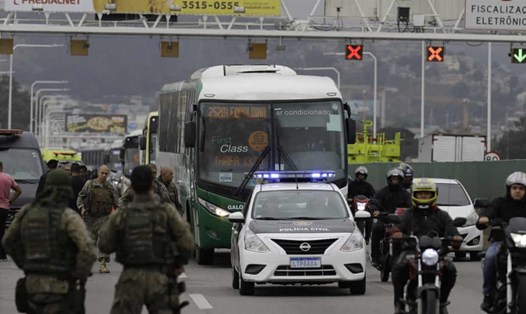 Vụ bắt cóc con tin trên xe buýt xảy ra hôm 20.8 ở Brazil. Ảnh: AP.