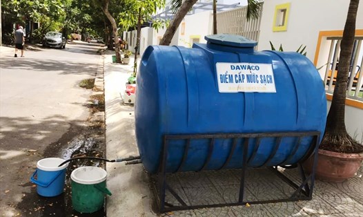 Đà Nẵng phải đặt bồn nước để phục vụ người dân do nguồn nước thô bị nhiễm mặn. Ảnh: TT