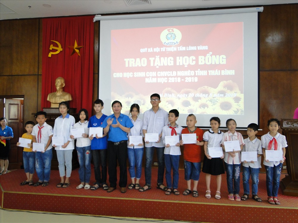 Đồng chí Trần Văn Toản – Phó Chủ tịch LĐLĐ tỉnh trao học bổng cho các cháu. Ảnh: B.Mạnh