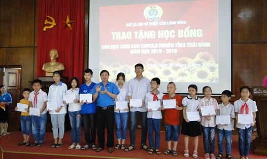 Đồng chí Trần Văn Toản – Phó Chủ tịch LĐLĐ tỉnh trao học bổng cho các cháu. Ảnh: B.Mạnh