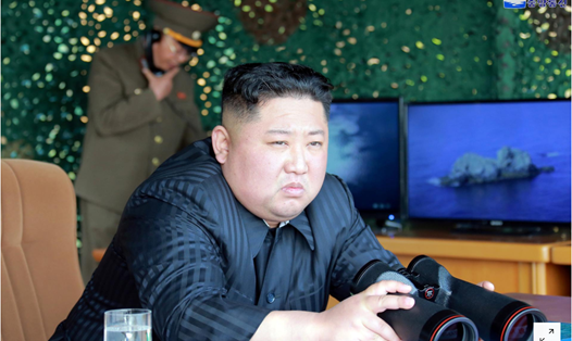 Chủ tịch Triều Tiên Kim Jong-un trực tiếp theo dõi một vụ thử tên lửa. Ảnh: Reuters.