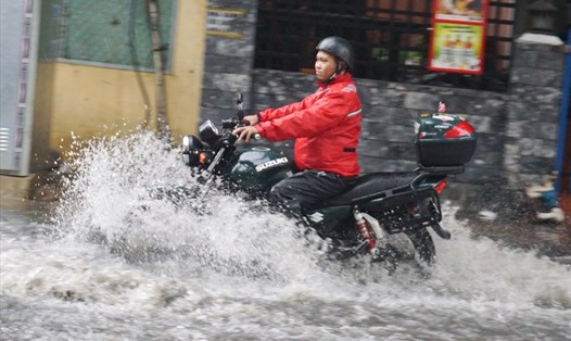 Cơn mưa lớn vào chiều 21.8 đã làm đường Quốc Hương bị ngập sâu.  Ảnh: Minh Quân