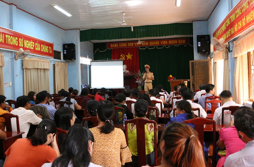 Đồng chí  Lê Văn Trung – Cán bộ Đội Xử lý Tuyên truyền và Giải quyết tai nạn giao thông Công an tỉnh trao đổi thông tin với anh chị em công nhân tại buổi tuyên truyền. Ảnh: Lương Tùng