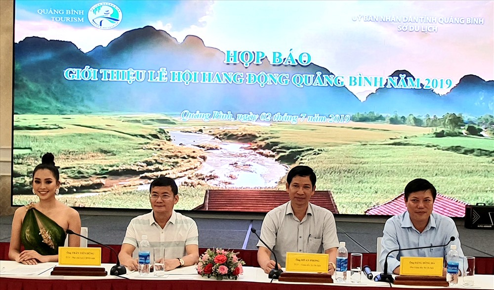 Lãnh đạo tỉnh và Sở Du lịch Quảng Bình cùng Hoa hậu Tiểu Vy họp báo giới thiệu về "Lễ hội hang động Quảng Bình" năm 2019. Ảnh: Lê Phi Long