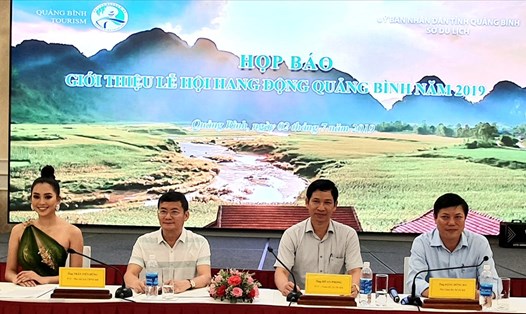 Lãnh đạo tỉnh và Sở Du lịch Quảng Bình cùng Hoa hậu Tiểu Vy họp báo giới thiệu về "Lễ hội hang động Quảng Bình" năm 2019. Ảnh: Lê Phi Long