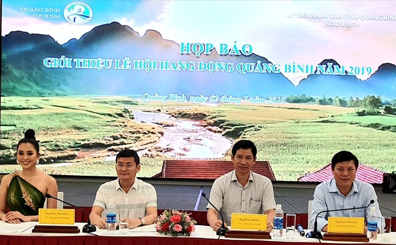 Lãnh đạo tỉnh và Sở Du lịch Quảng Bình cùng Hoa hậu Tiểu Vy họp báo giới thiệu về "Lễ hội hang động Quảng Bình" năm 2019. Ảnh: Lê Phi Long